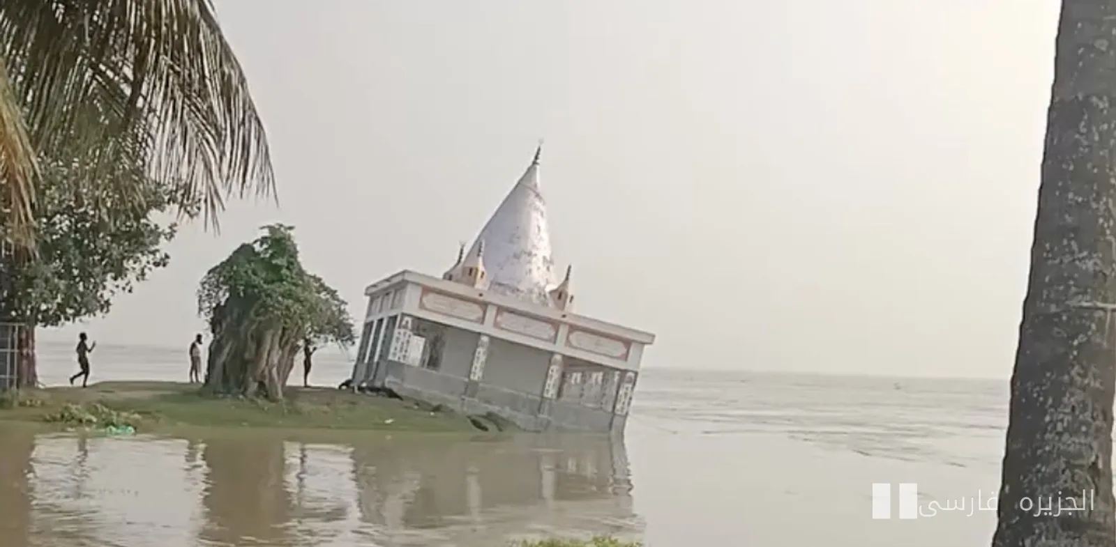 Sturz eines historischen Tempels in den Ganges; ertrunken in einer Katastrophe